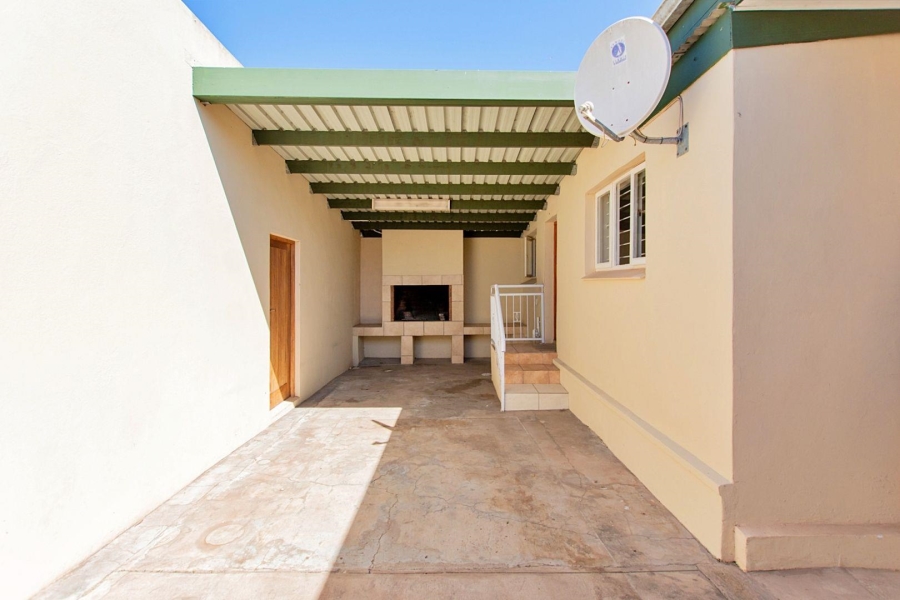 7 Bedroom Property for Sale in Middedorp Western Cape